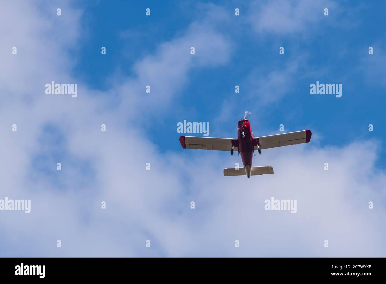 Un avion dans le ciel Banque D'Images