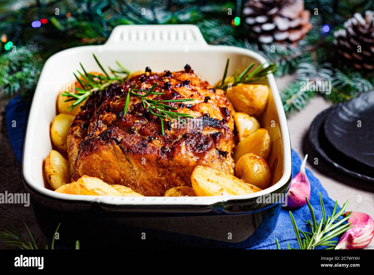 Rôti De Porc Pomme De Terre Au Roaster Filet de porc de Noël cuit avec pommes de terre dans le plat du four, fond  sombre de fête. Concept de la viande de Noël Photo Stock - Alamy