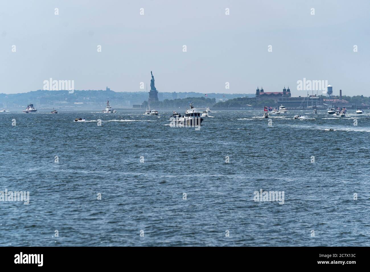 New York, États-Unis. 19 juillet 2020. NYPD patrouille les eaux pendant la parade des bateaux Trumpstock sur le fleuve Hudson pour promouvoir la réélection du président Trump 2020. La parade a commencé à la Statue de la liberté et a pris la direction du nord jusqu'au pont George Washington. Le défilé a été organisé par les plaisanciers du groupe Facebook pour Trump New York. Les plaisanciers agissaient sur les drapeaux de campagne américains, policiers et Trump. (Photo de Lev Radin/Pacific Press) crédit: Agence de presse du Pacifique/Alamy Live News Banque D'Images