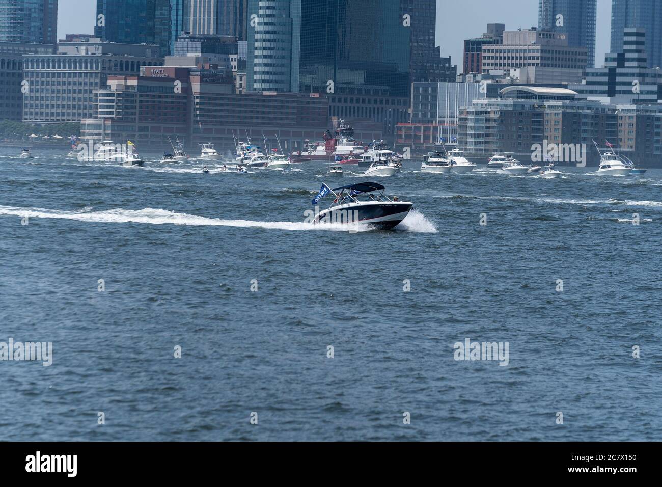 New York, États-Unis. 19 juillet 2020. Des centaines de bateaux ont participé à la parade des bateaux Trumpstock sur le fleuve Hudson pour promouvoir la réélection du président Trump 2020. La parade a commencé à la Statue de la liberté et a pris la direction du nord jusqu'au pont George Washington. Le défilé a été organisé par les plaisanciers du groupe Facebook pour Trump New York. Les plaisanciers agissaient sur les drapeaux de campagne américains, policiers et Trump. (Photo de Lev Radin/Pacific Press) crédit: Agence de presse du Pacifique/Alamy Live News Banque D'Images