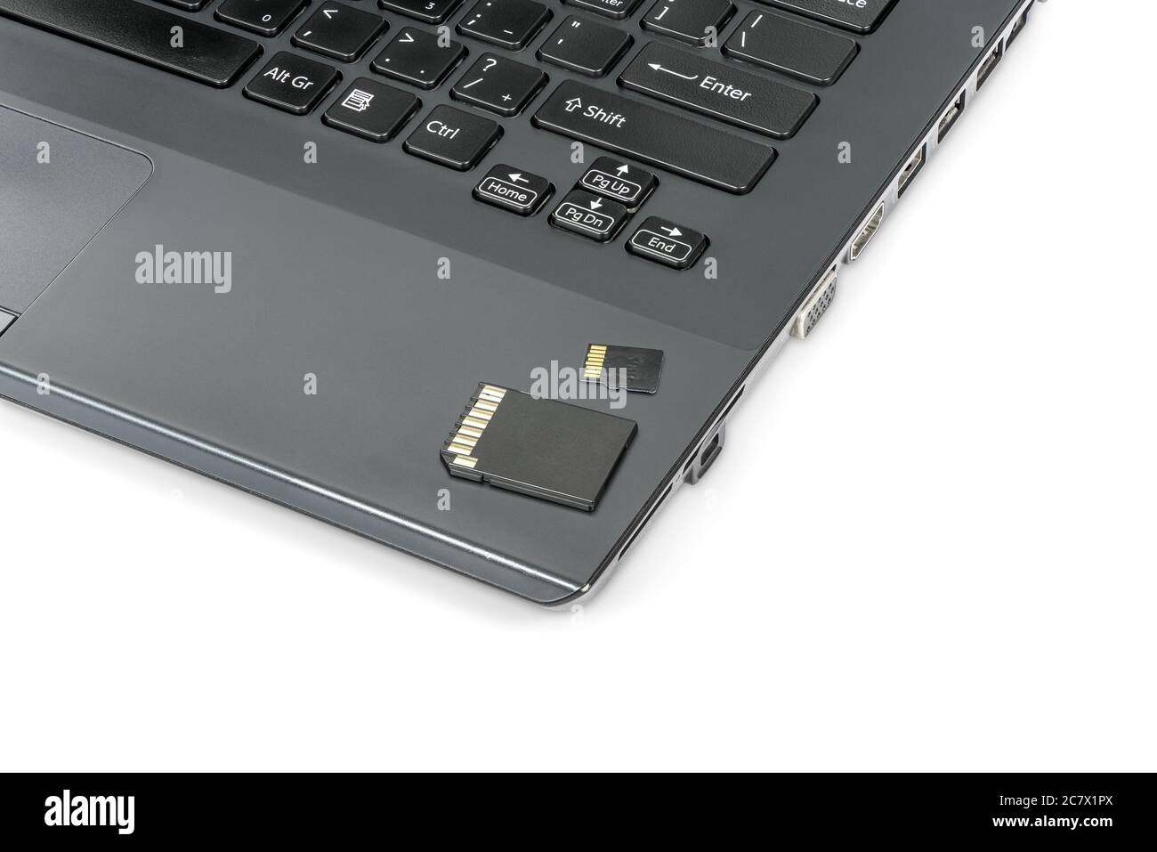 Carte mémoire et adaptateur sur ordinateur portable isolés sur fond blanc avec chemin de coupure Banque D'Images