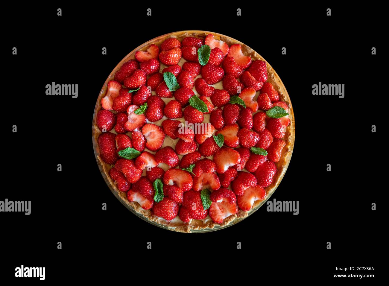 Vue de dessus d'une tarte aux fraises isolée sur fond noir. Banque D'Images