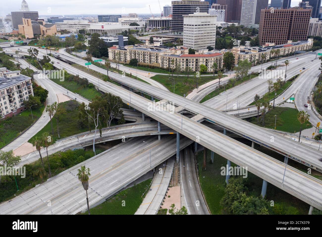 Vue aérienne du célèbre échangeur de quatre niveaux sans voitures pendant la pandémie de Covid 19 qui a vidé les autoroutes de Los Angeles Banque D'Images