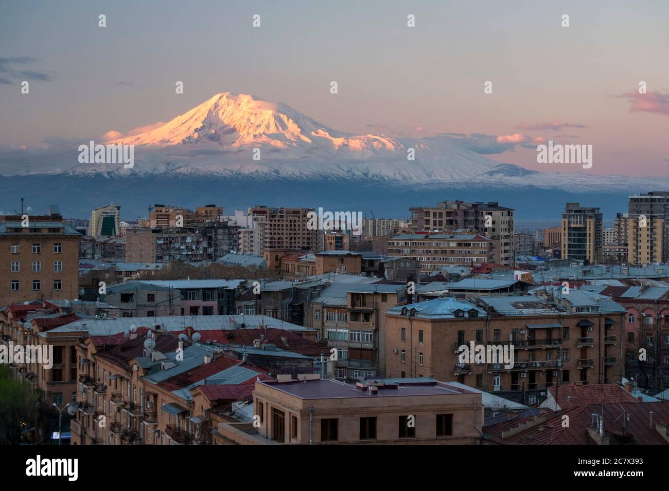 Aube sur le pic enneigé du Mont Ararat au-dessus de la ville d'Erevan, Arménie Banque D'Images