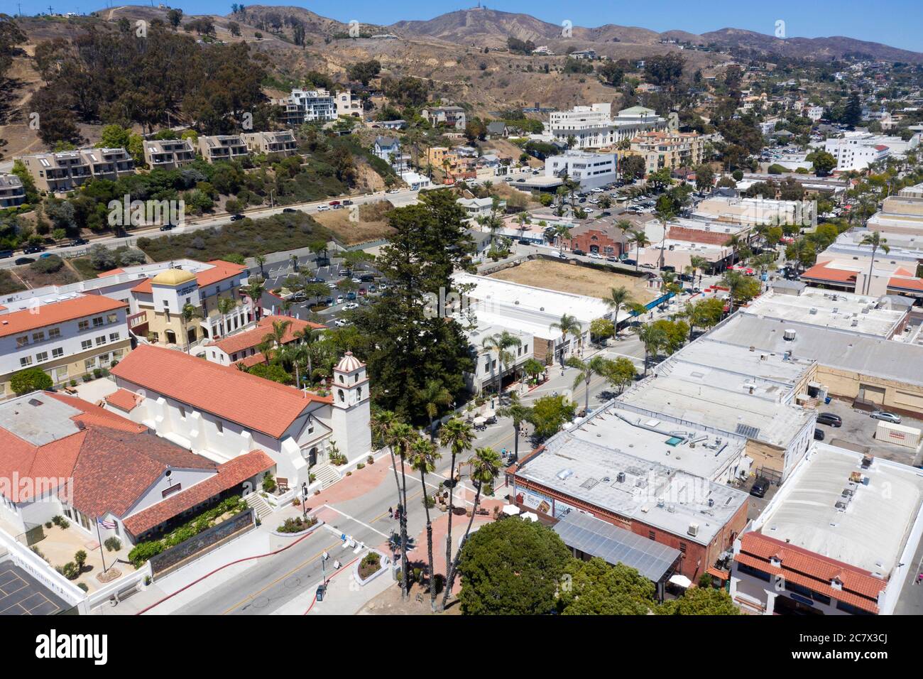 Vue aérienne du centre-ville de Ventura, Californie avec la mission San Buenaventura au premier plan Banque D'Images