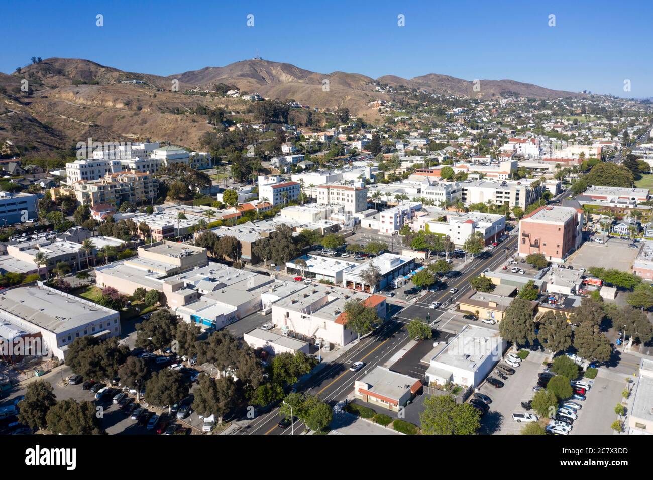 Vue aérienne par une journée ensoleillée au-dessus du centre-ville de Ventura, Californie Banque D'Images