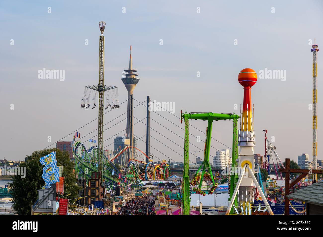 Vue aérienne et ensoleillée du parc d'attractions, du carnaval ou du festival appelé Rheinkirmes, avec une foule de visiteurs et un éclairage coloré de la promenade d'amusement Banque D'Images