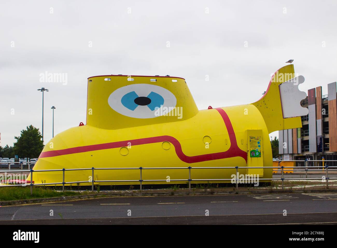 8 juillet 2020 la célèbre sculpture grandeur nature du sous-marin jaune, appelée ainsi après la chanson Beatles et maintenant située à l'entrée de l'aéroport John Lennon Banque D'Images
