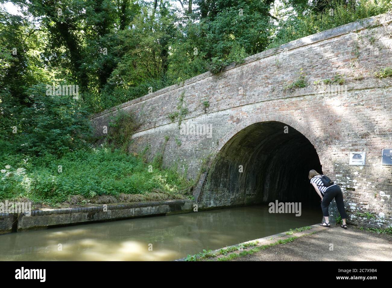 Long canal Bruerne, Northants, Royaume-Uni - 19 juillet 2020 : tunnel en briques Blisworth. Construit de 1793 à 1805 et reconstruit en 1984. Banque D'Images