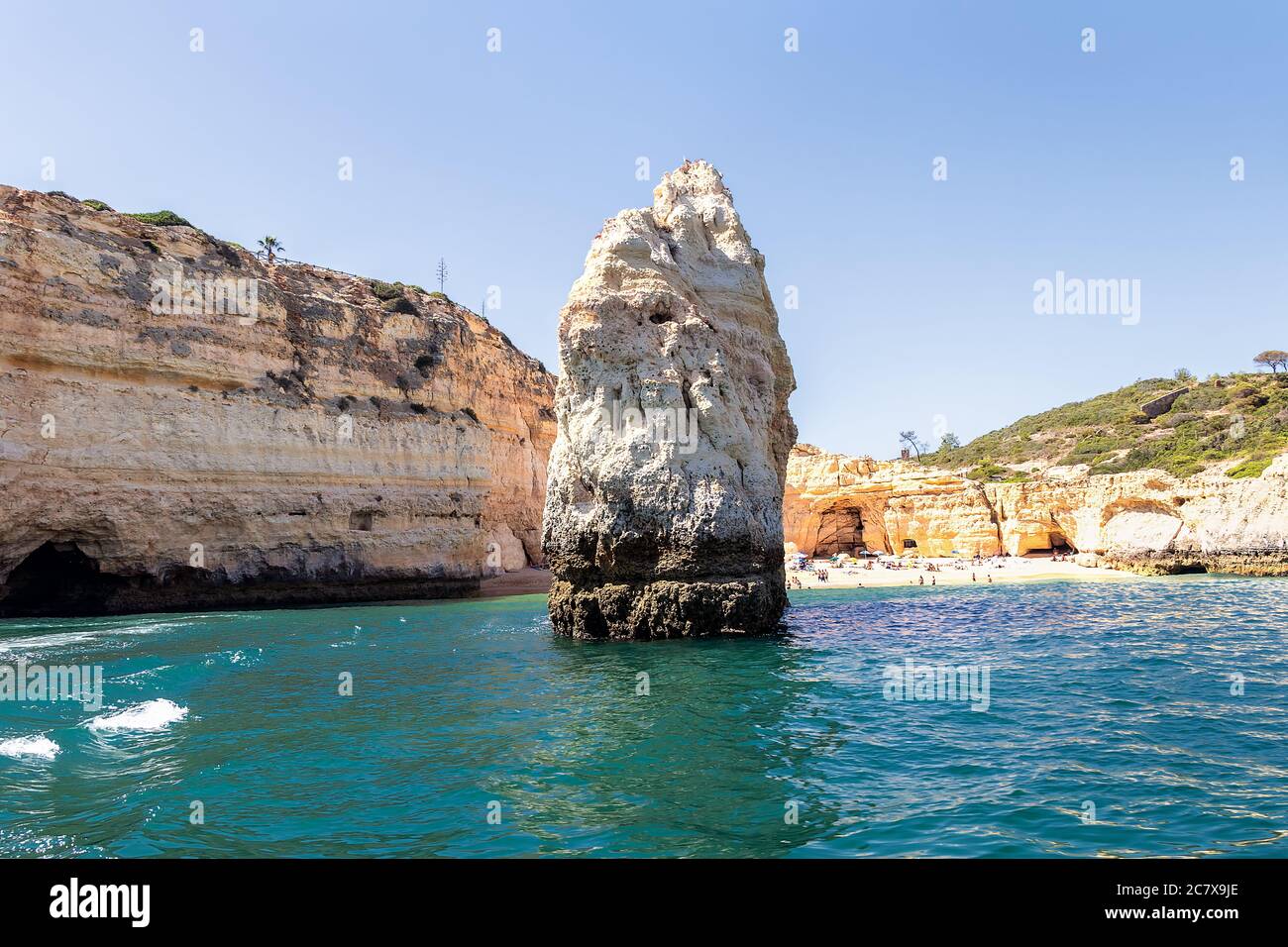 Vue de la mer des formations de falaises et des rochers à Carvalho Beach (Praia do Carvalho) à Lagoa, Algarve, Portugal Banque D'Images