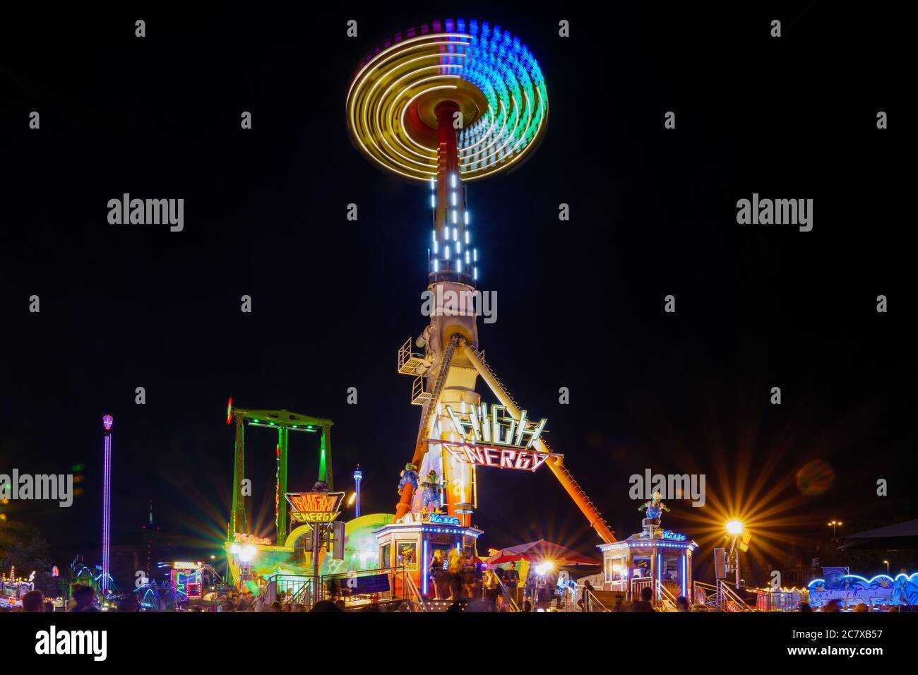 Paysage nocturne avec exposition longue et technique de vitesse d'obturation lente de couleur éclairant jaune pendule de promenade à Rheinkirmes. Banque D'Images
