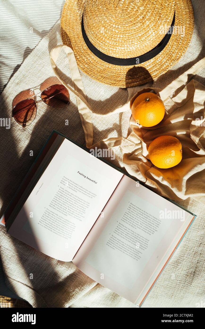 Vue de dessus des oranges, d'un chapeau, d'un livre et de quelques autres  éléments essentiels pour une photographie esthétique Photo Stock - Alamy
