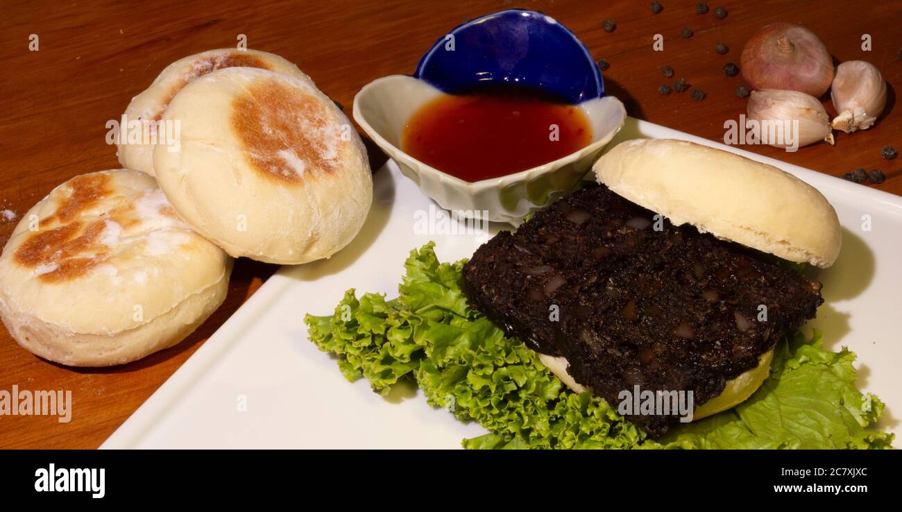 Le grand petit déjeuner britannique de sandwich au pudding noir fait maison, en utilisant des muffins anglais faits maison. Banque D'Images