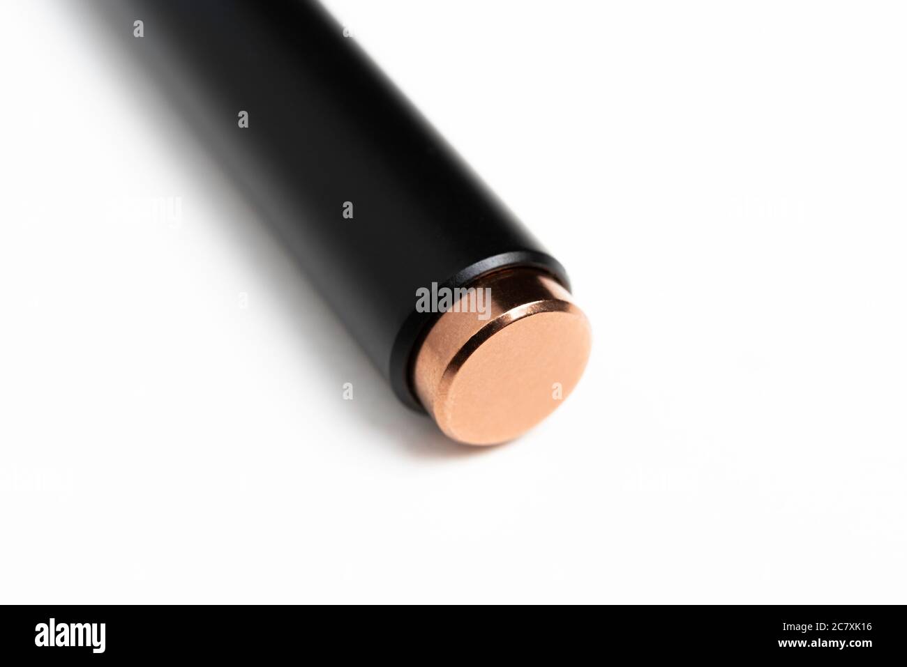 Photo macro de la partie métallique rétractable d'un stylo à bille noir moderne, élégant et profilé. Banque D'Images