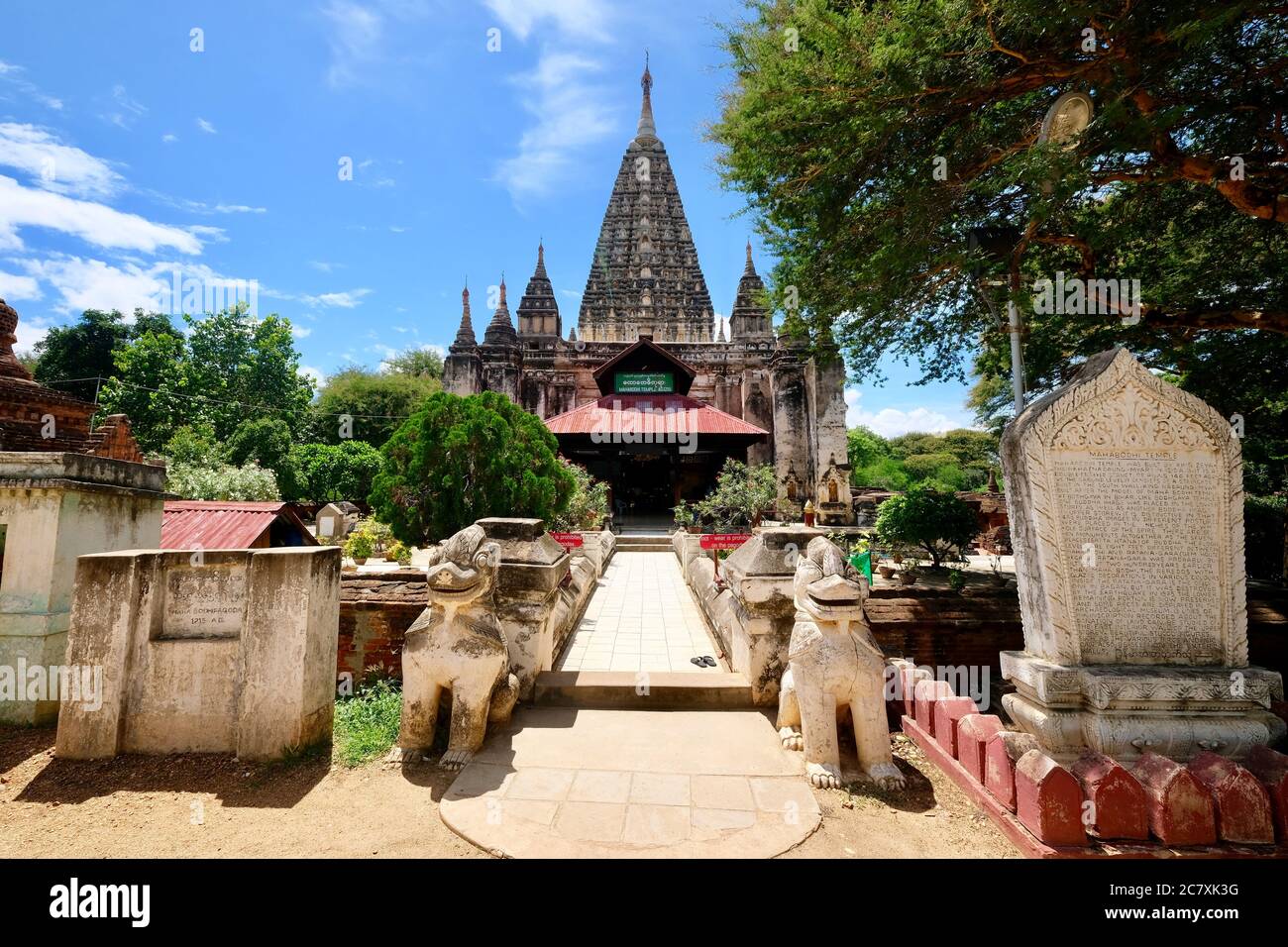 Façade du temple de Mahabodhi sous ciel bleu ensoleillé. Pagode bouddhiste antique pyramidale. Banque D'Images