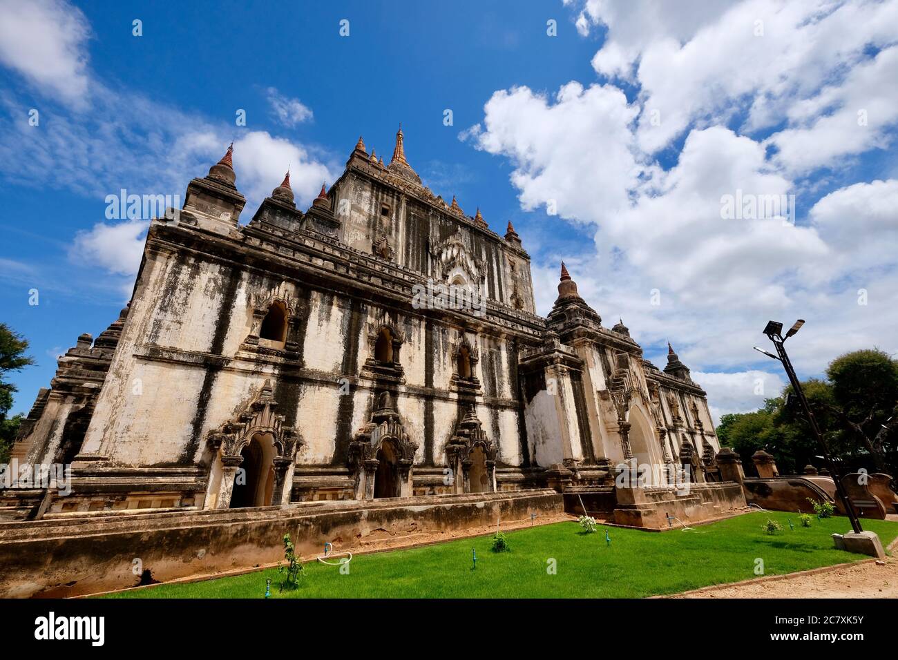 Grand angle du temple de Thatbyinnyu sous ciel bleu ensoleillé nuages blancs. Le plus haut pahto de Bagan Myanmar. Banque D'Images