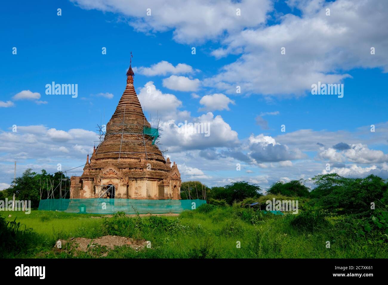 Une ancienne pagode endommagée est entourée d'échafaudages à Bagan Myanmar. Protéger le concept de culture et d'histoire. Banque D'Images