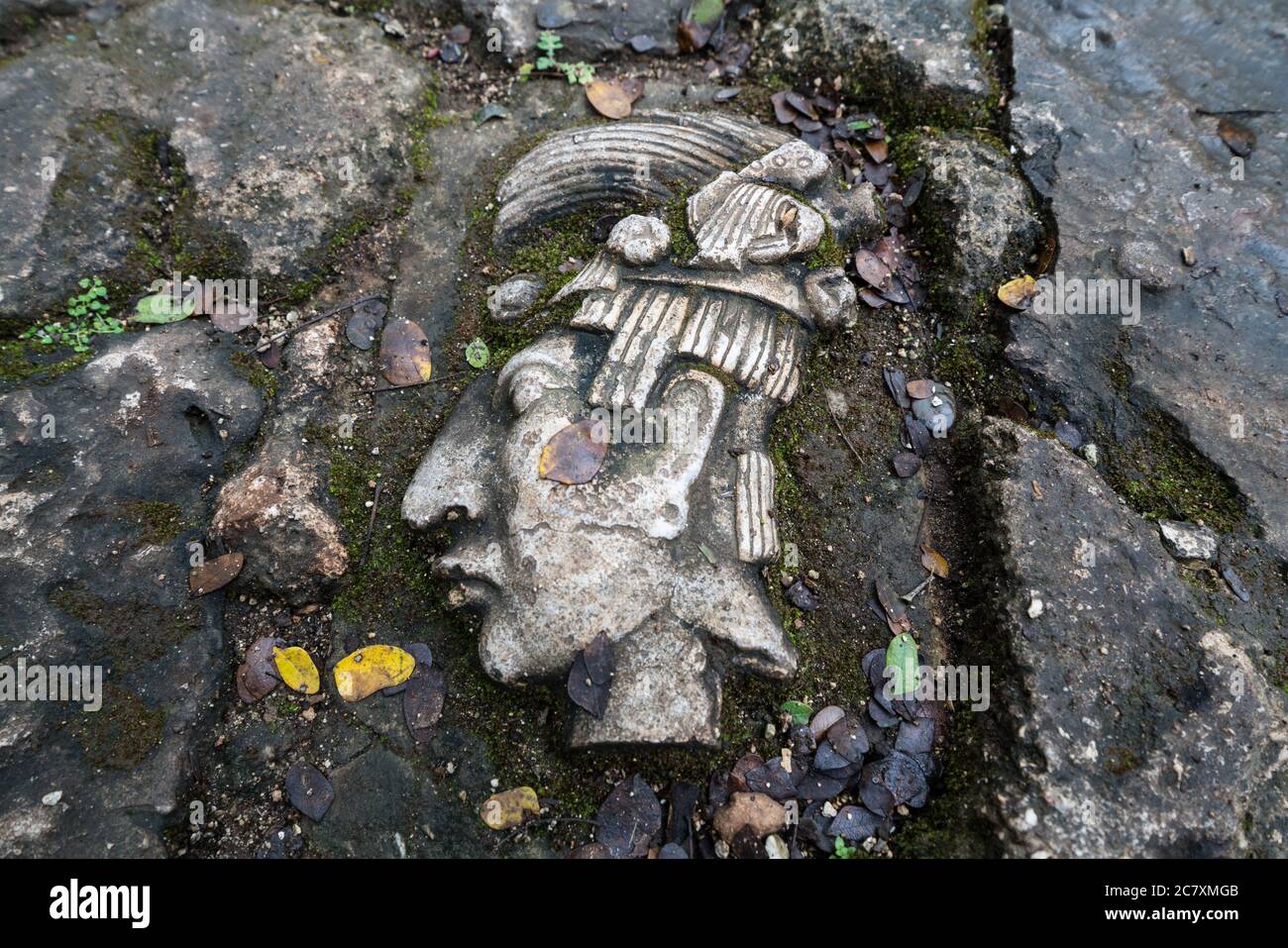 Réplique d'une sculpture maya dans la passerelle à Cenote Samula près de Dzitnup, Yucatan, Mexique. Banque D'Images