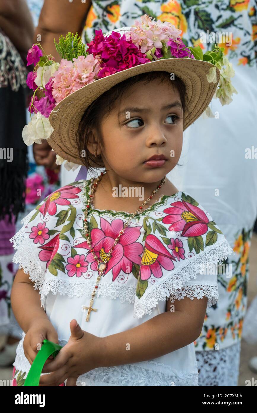 Une jeune fille en huipil brodé et chapeau fleuri de fête traditionnelle  prépare pour la danse de la tête de cochon et de la Turquie, ou Baile de la  cée Photo Stock -