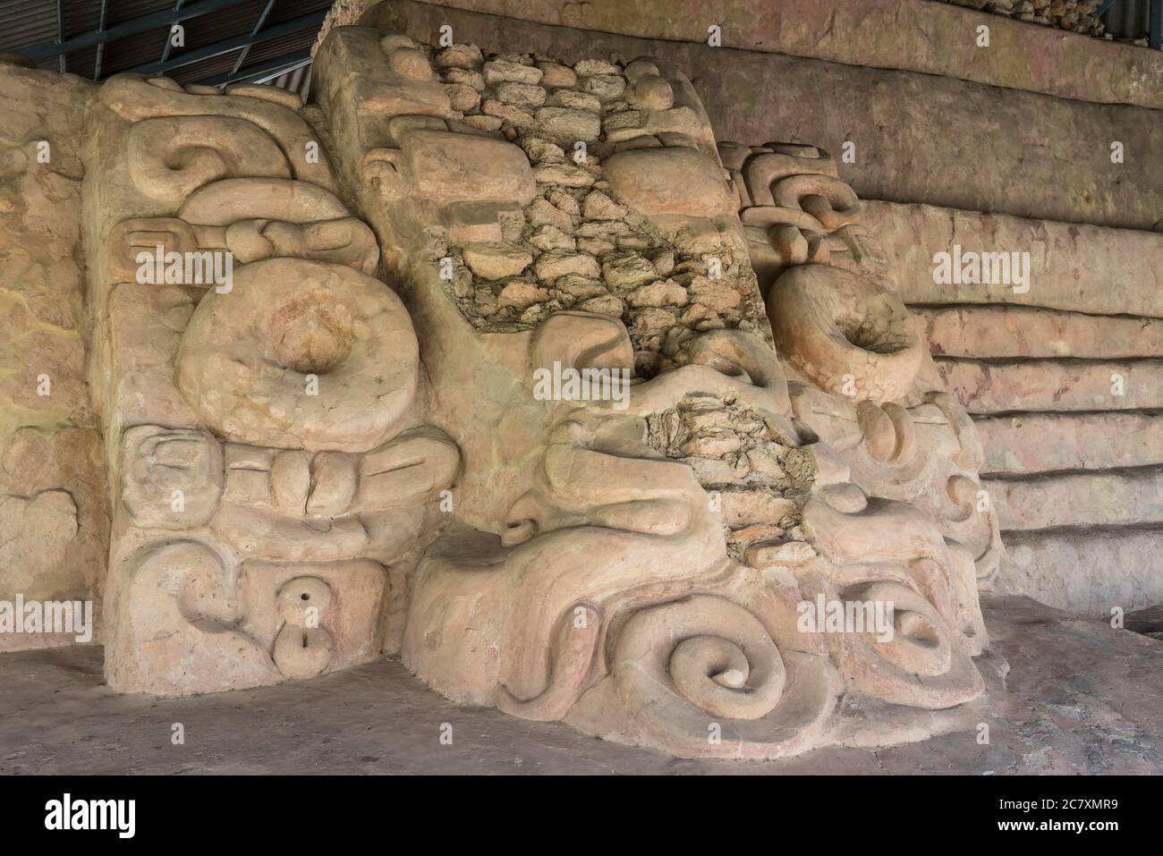 Grands masques en stuc sur les ruines d'une pyramide maya sur la place de la ville à Acanceh, Yucatan, Mexique. Des traces de peinture d'origine sont toujours visibles. Banque D'Images