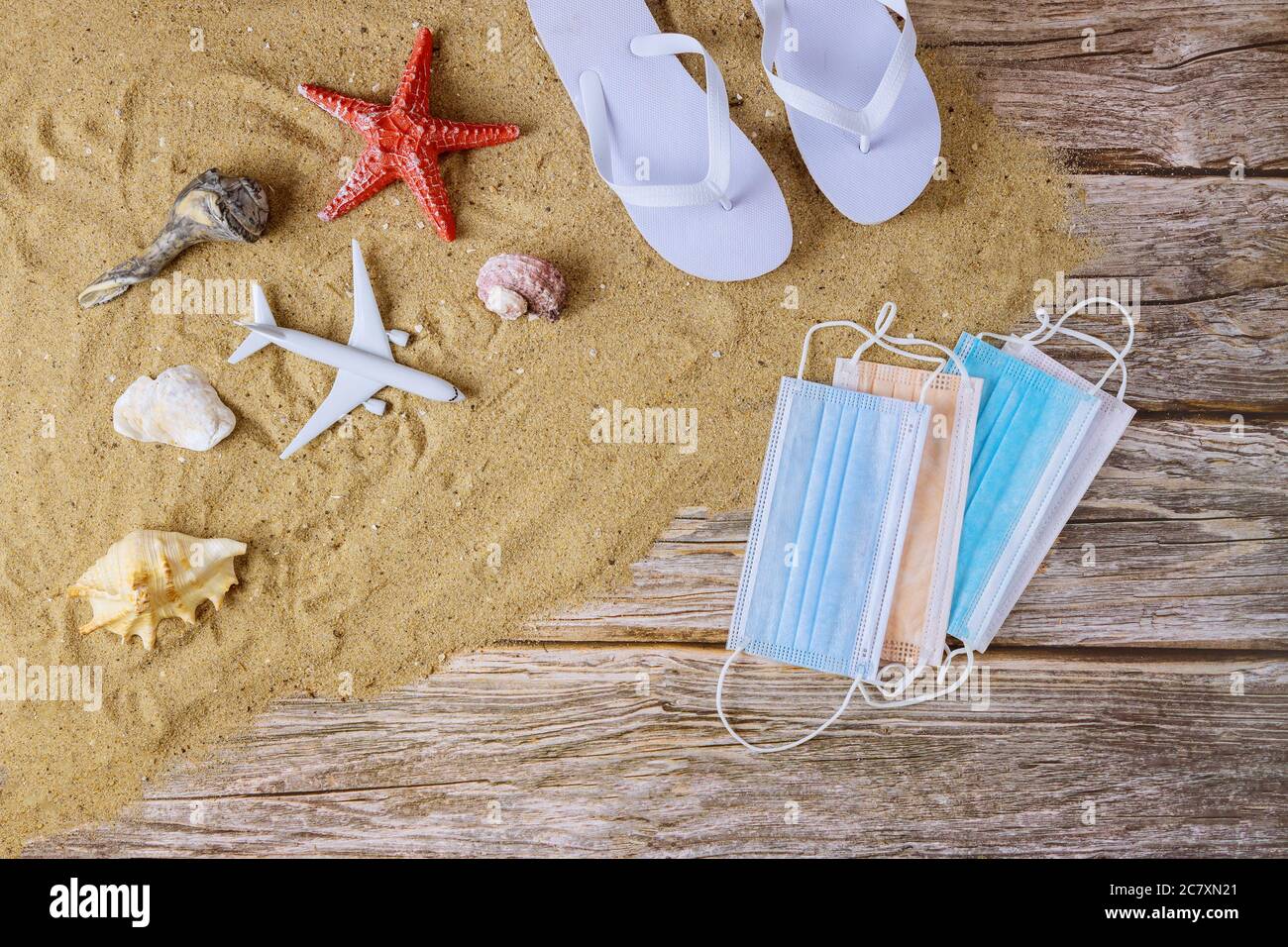 COVID-19 vacances pendant l'interdiction de voyager en avion pour les vacances d'été sur la plage avec masque médical en raison d'une pandémie Banque D'Images COVID-19 vacances pendant l'interdiction de voyager en avion pour les vacances d'été sur la plage avec masque médical en raison d'une pandémie Banque D'Images