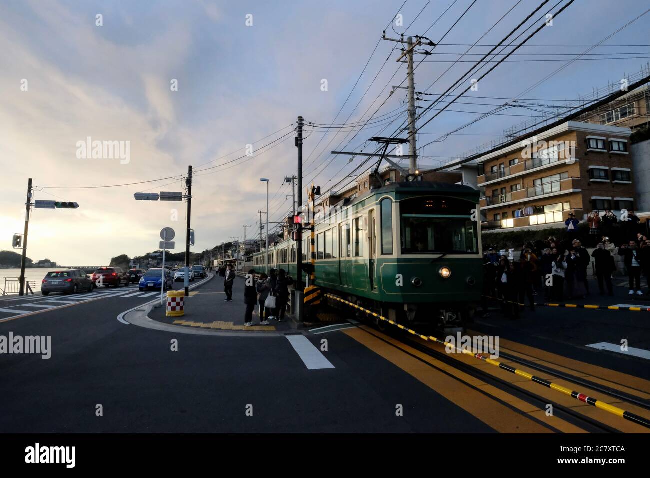 Train du chemin de fer électrique Enoshima passant par le passage à niveau près de la gare de Kamakurakokomae. Scène célèbre dans la bande dessinée Slam Dunk. Banque D'Images