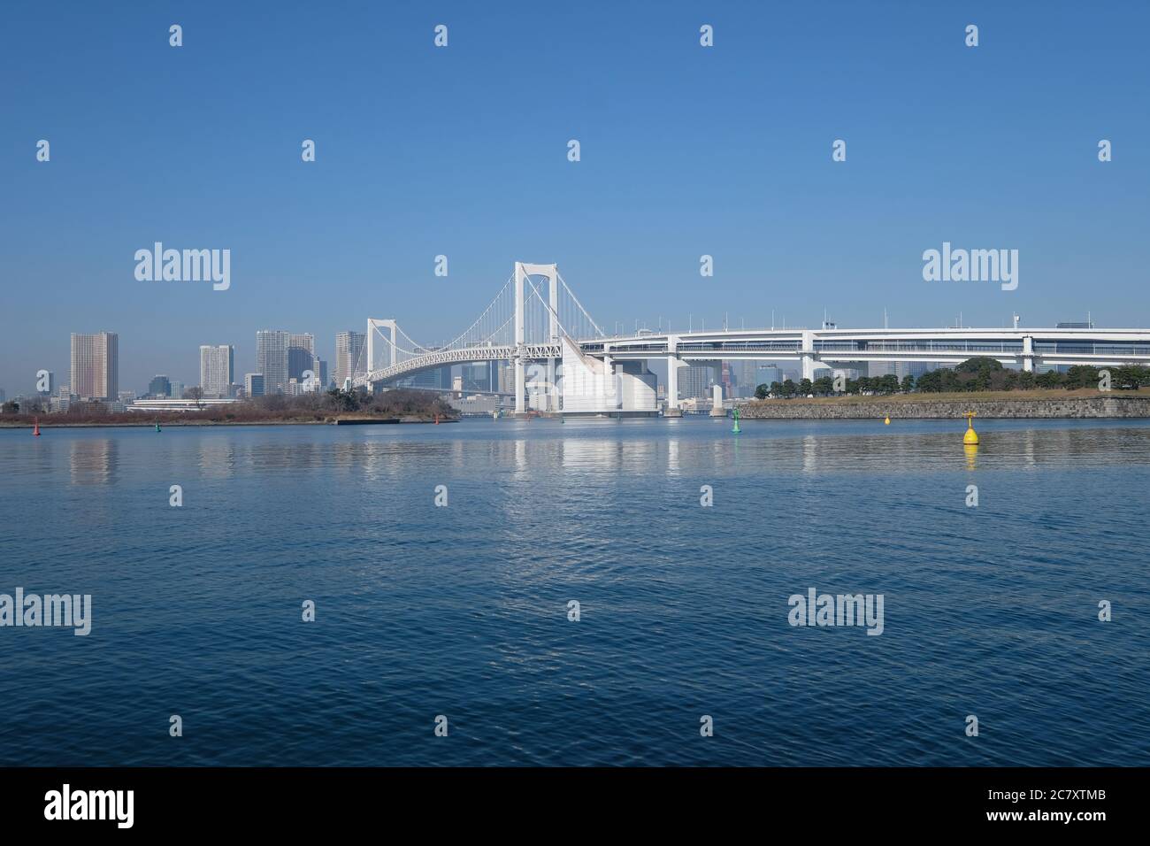 grand angle du pont arc-en-ciel à tokyo par beau temps. Ciel bleu clair et eau de mer Banque D'Images
