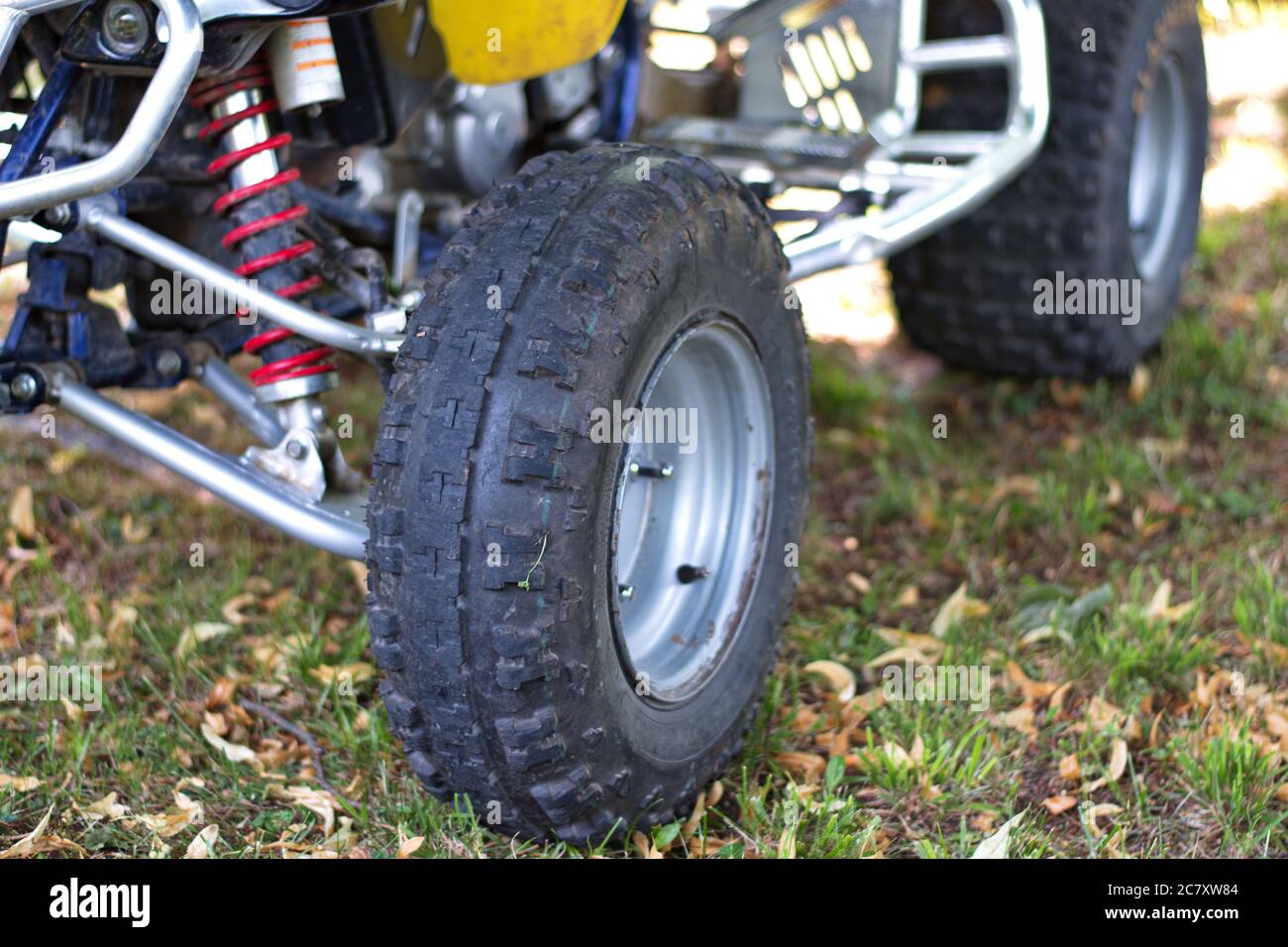 Gros plan sur la roue quad dans la nature Banque D'Images Gros plan sur la roue quad dans la nature Banque D'Images