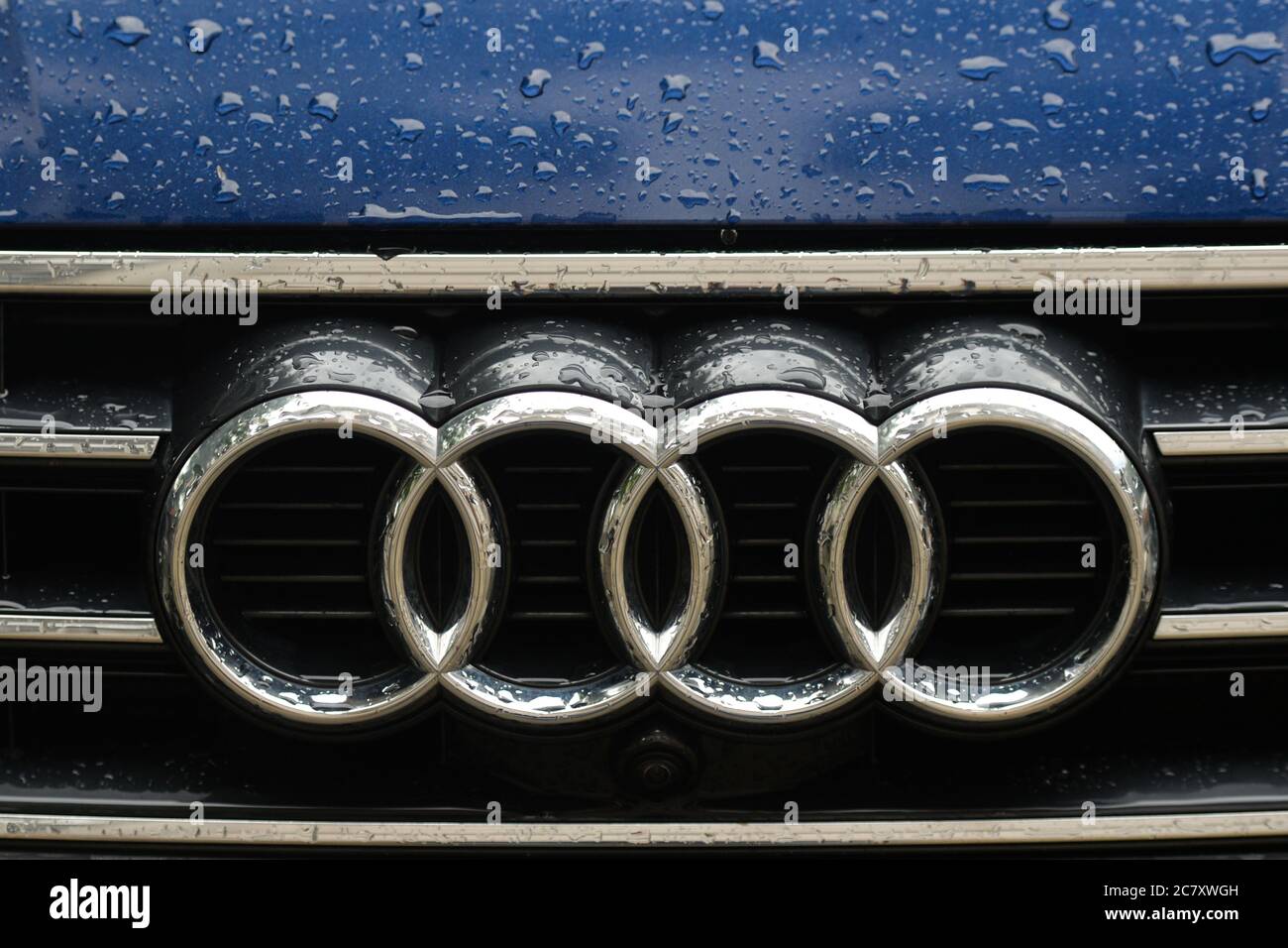 Un logo d'une Audi, un constructeur automobile multinational allemand, vu sur une voiture garée à Cracovie. Banque D'Images