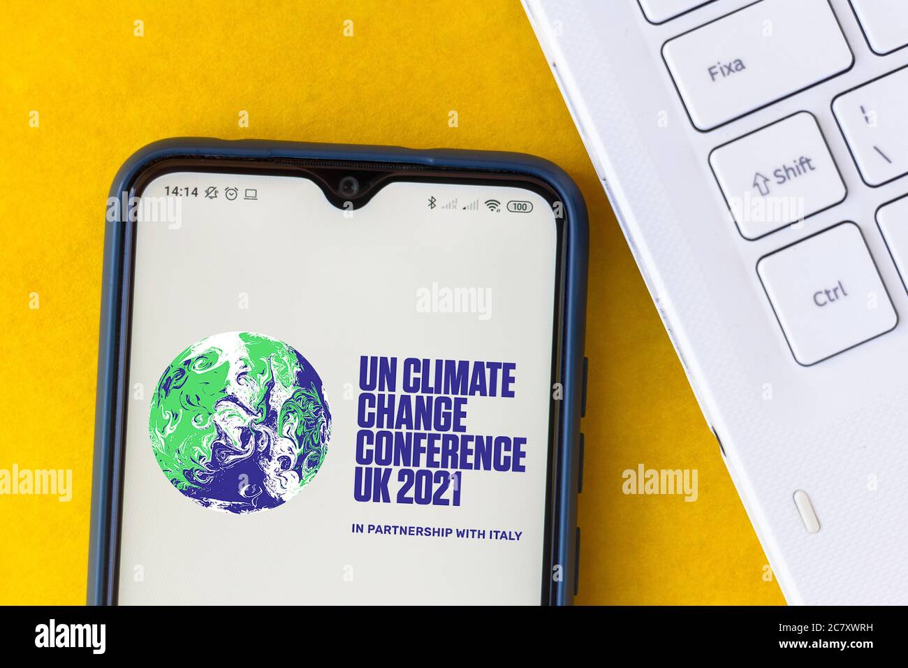 Brésil. 19 juillet 2020. Dans cette illustration, le logo de la Conférence des Nations Unies sur les changements climatiques (COP26) 2021 est affiché sur un smartphone. La Conférence des Nations Unies sur les changements climatiques (COP26) de 2021 a été annulée à la suite de la pandémie du coronavirus (Covid-19). Crédit : SOPA Images Limited/Alamy Live News Banque D'Images
