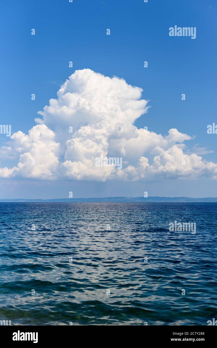 Beau paysage de mer avec ciel bleu et nuages sur sunny day Banque D'Images