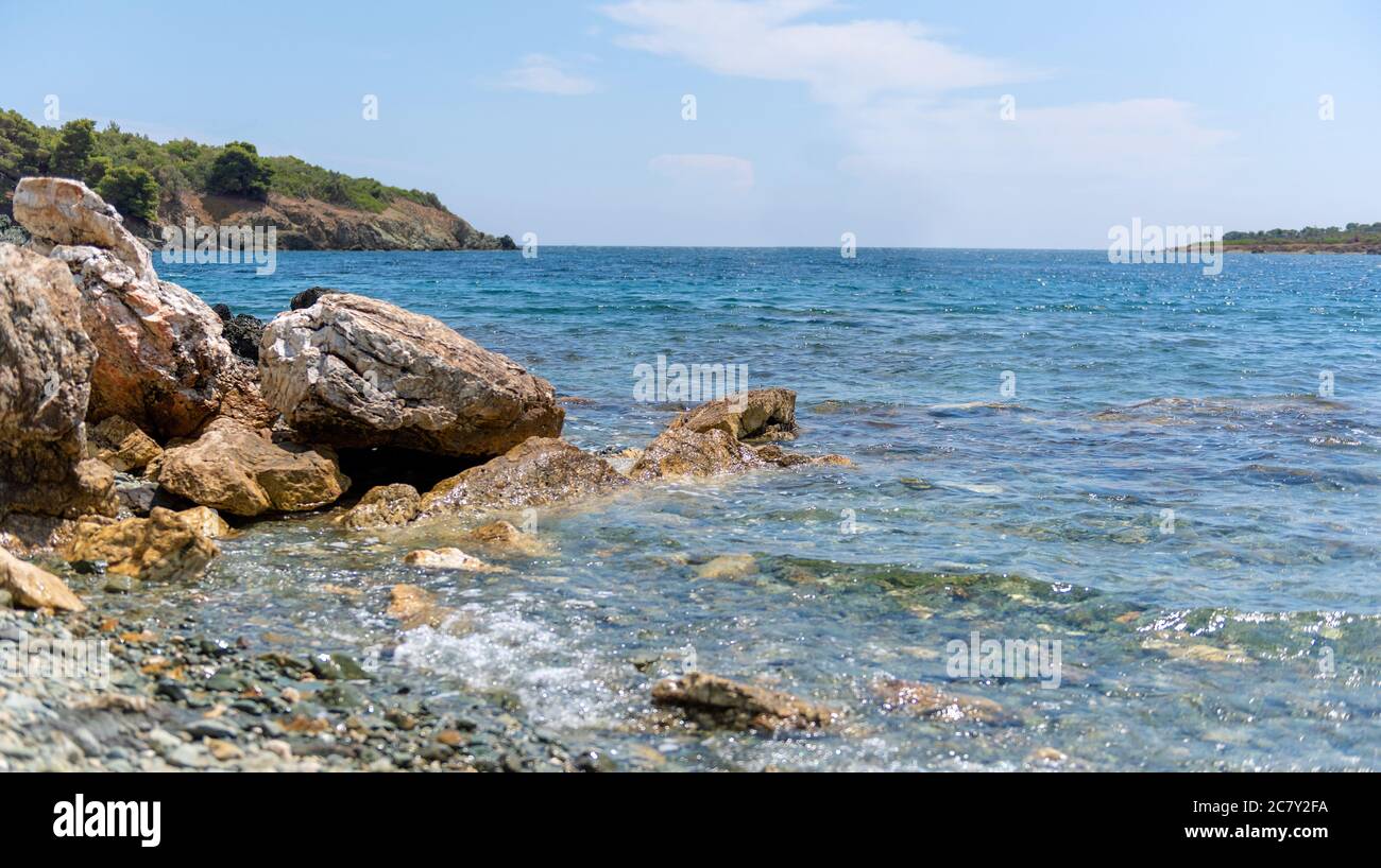 Beau paysage avec vue sur la mer, le rocher et la belle nuages dans le ciel bleu Banque D'Images