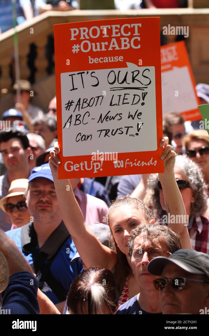 Un manifestant lors d'un rassemblement de Sydney en faveur de l'ABC tient un panneau accusant Tony Abbott de mentir après qu'il ait dit précédemment qu'il n'y aurait pas de réduction Banque D'Images