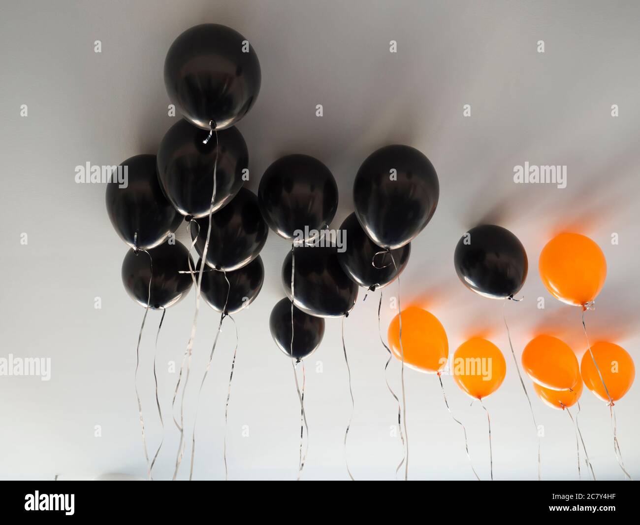 Bouquet De Ballons D Air Orange Et Noir Pour Halloween Ou Anniversaire Sur Fond Blanc De Plafond Vacances Decoration Et Concept De Fete Photo Stock Alamy Bouquet De Ballons D Air Orange Et Noir Pour Halloween Ou Anniversaire Sur Fond Blanc De Plafond Vacances Decoration Et Concept De Fete Photo Stock Alamy