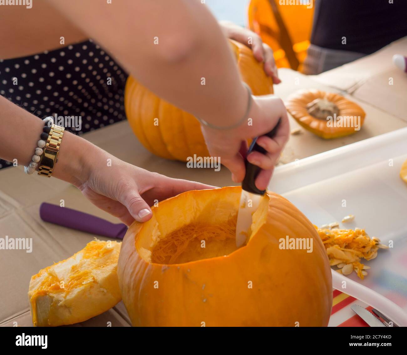 Processus de sculpture de citrouille pour faire Jack-o-lanterne. Création de décorations traditionnelles pour Halloween et Thanksgiving. Potiron orange coupée sur la table Banque D'Images