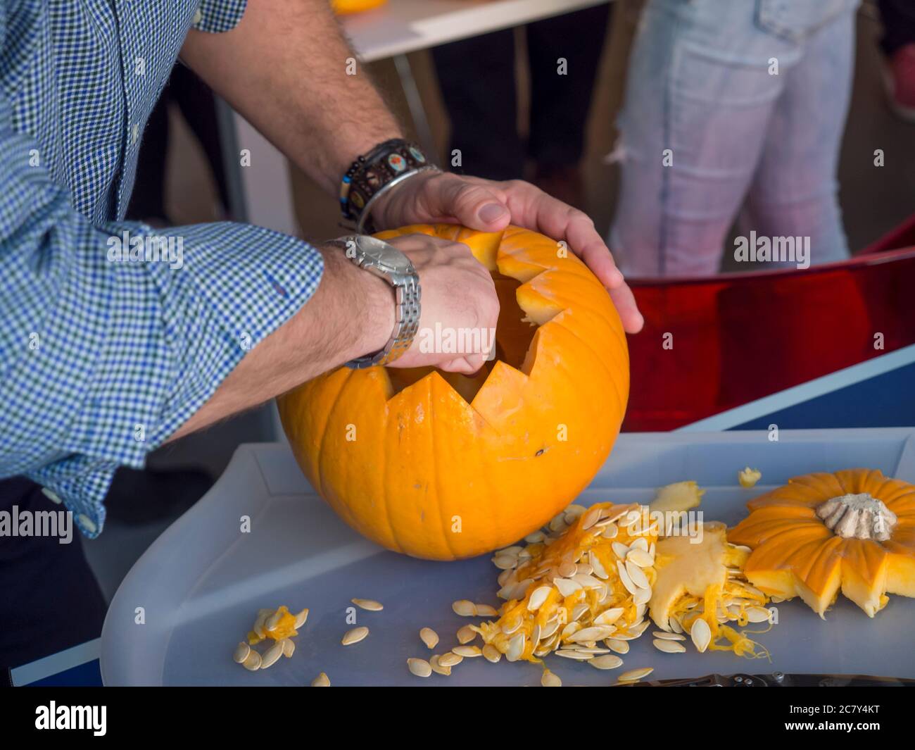 Processus de sculpture de citrouille pour faire Jack-o-lanterne. Création de décorations traditionnelles pour Halloween et Thanksgiving. Potiron orange coupée sur la table Banque D'Images