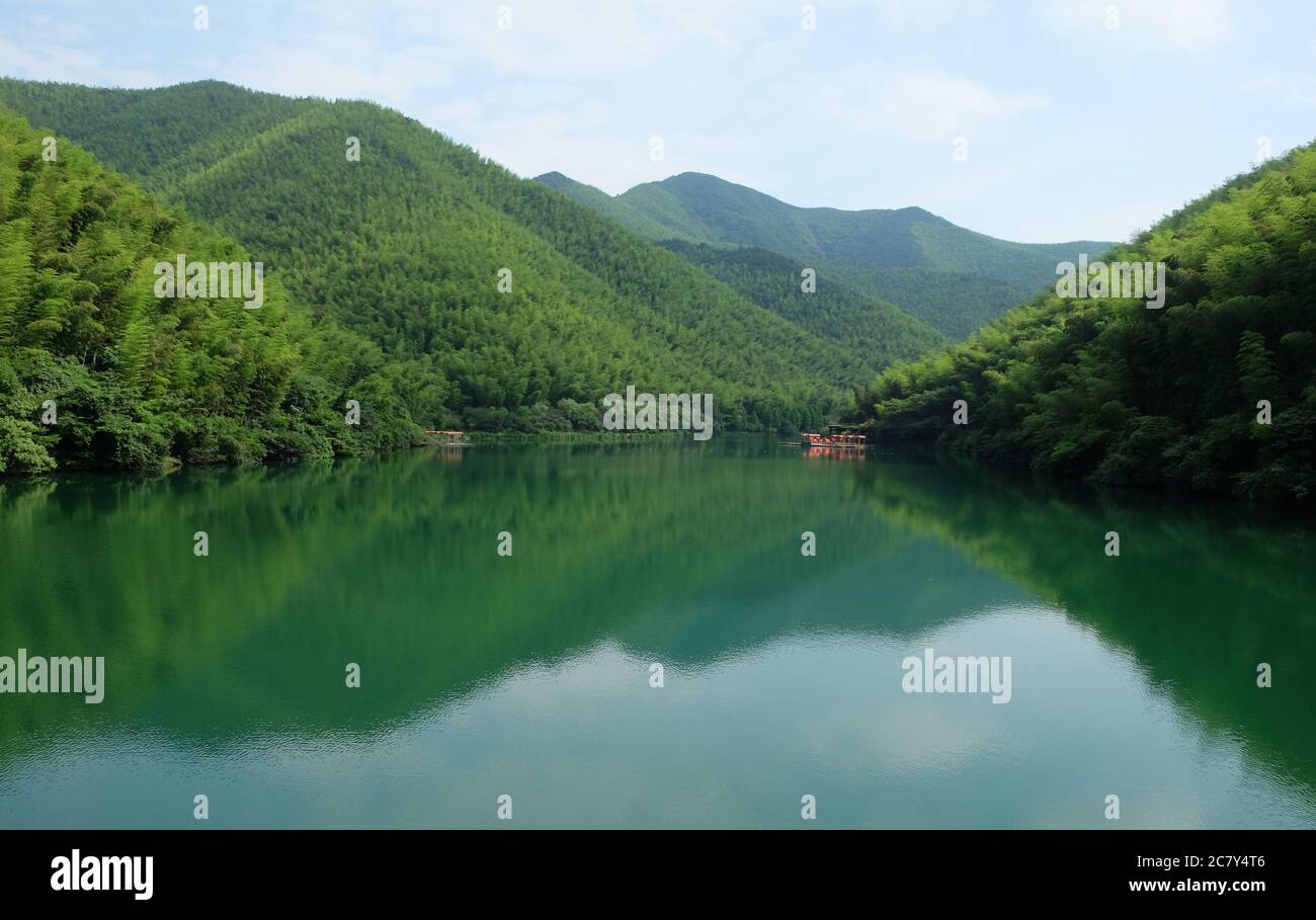 montagnes vertes et reflet symétrique dans un lac paisible. South Hill Bamboo Sea en Chine Jiangsu. Grand angle Banque D'Images