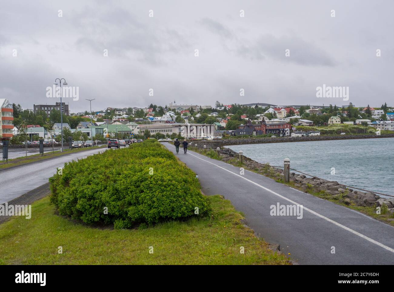 Islande, Hafnarfjordur, 9 juillet 2018 : Fjordur, Fjardargata vue sur la rue principale et la rive de la mer de Hafnarfjordur, Reykjavik Banque D'Images