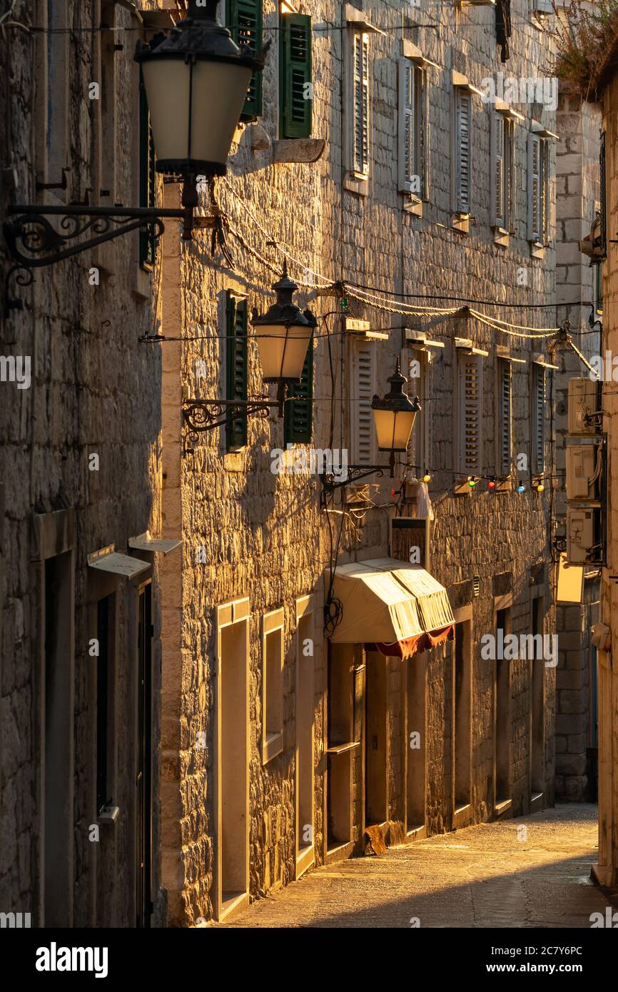 Petite rue pavée médiévale dans la vieille ville de Split, Croatie Banque D'Images