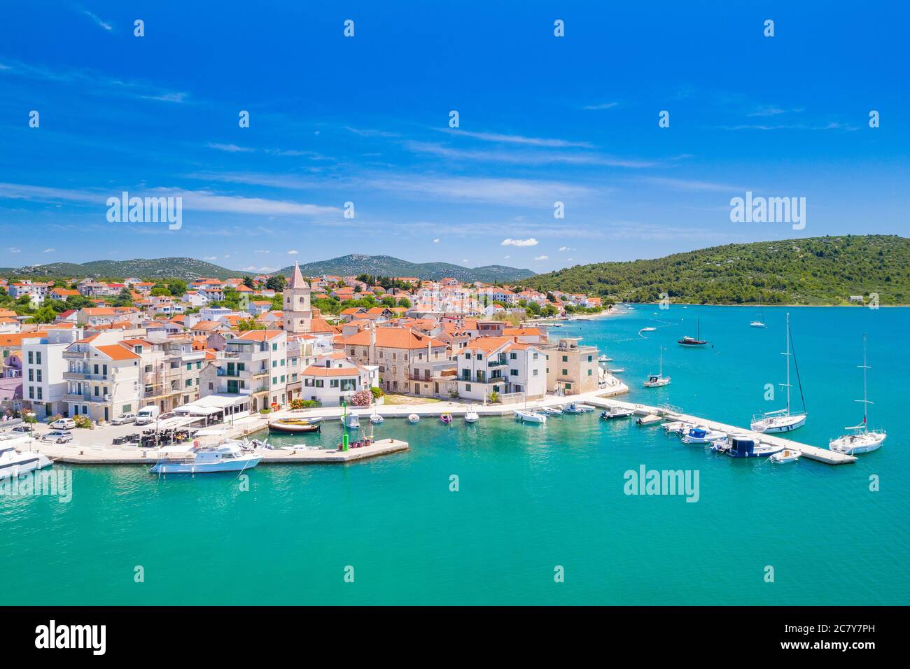 Croatie, ville de Pirovac, vue panoramique sur la marina avec des voiliers sur un magnifique paysage bleu Adriatique Banque D'Images