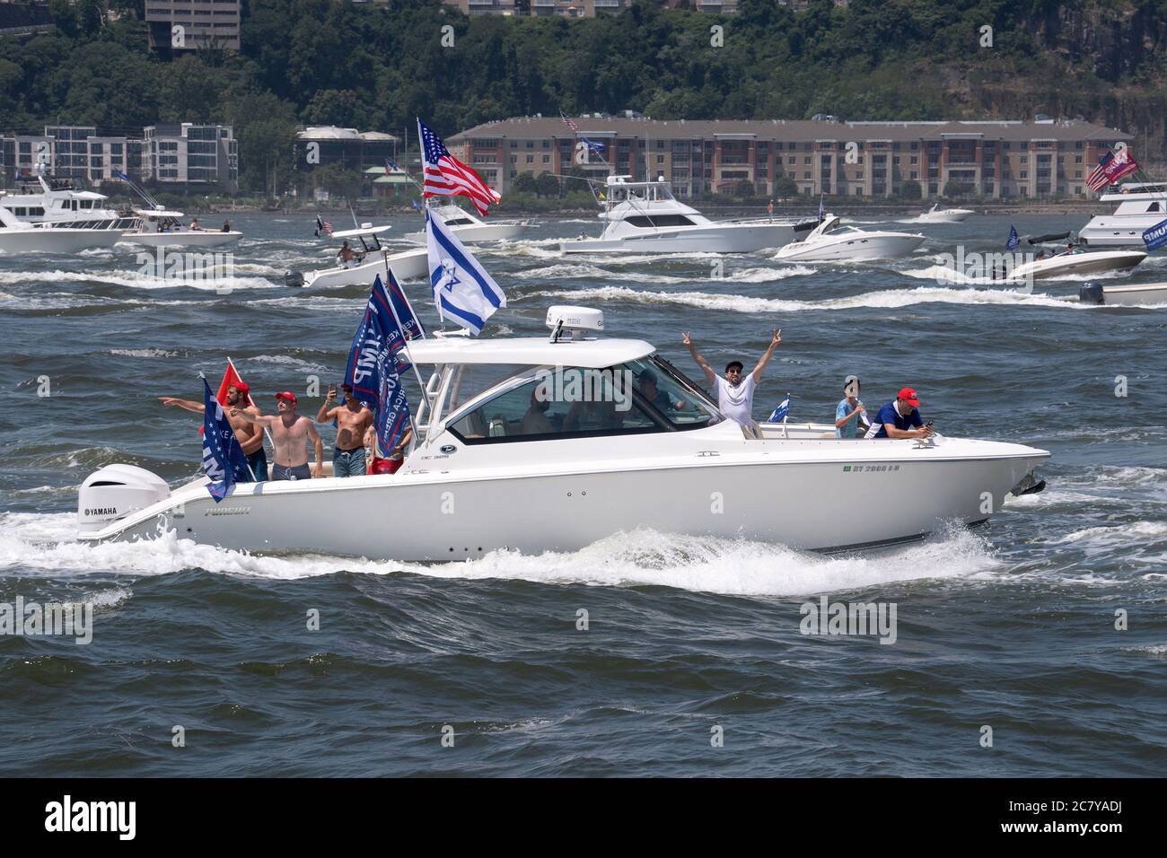 New York, États-Unis. 19 juillet 2020. L'une des énormes flottille de bateaux affichant les drapeaux de Trump 2020 alors qu'ils se rendent au fleuve Hudson. Les partisans du président Trump participent à une parade de l'eau dans le cadre des événements « Trumpstock » qui ont commencé à la Statue de la liberté, S'est rendu jusqu'à l'Hudson River et s'est terminé au pont George Washington. Crédit : SOPA Images Limited/Alamy Live News Banque D'Images