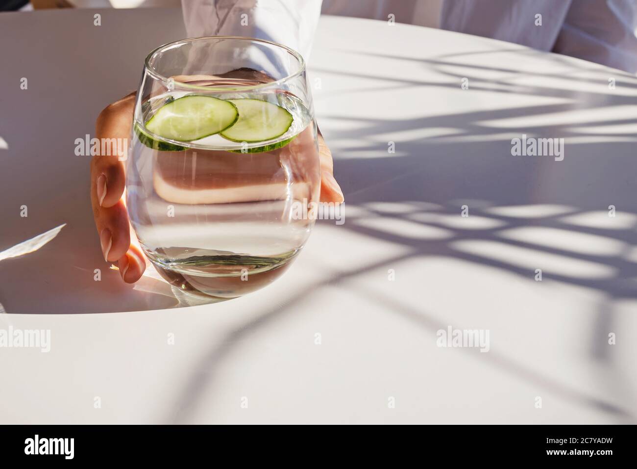 Boisson fraîche de détox de saison d'été avec tranches de concombre, citron vert et menthe. Banque D'Images