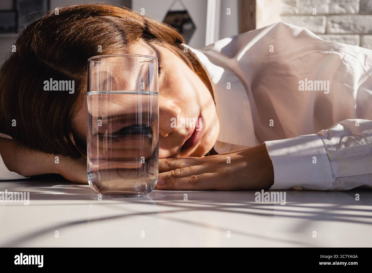 Portrait de femme de mode, l'œil regarde à travers le verre de l'eau. Banque D'Images
