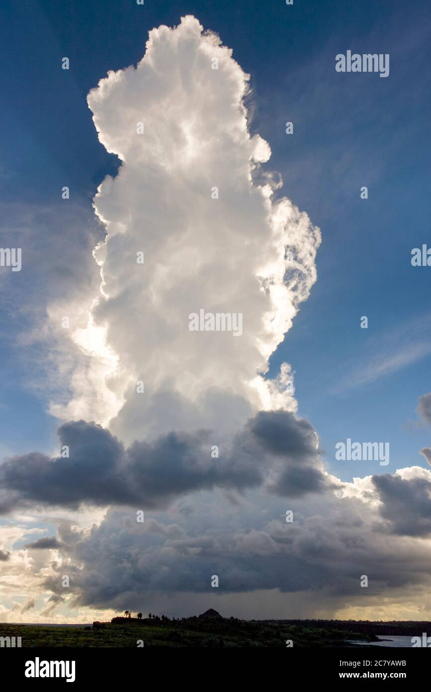 Nuage dramatique - Cumulonimbus thunder nuage sur South Plaza Island dans les îles Galapagos, Equateur. Banque D'Images