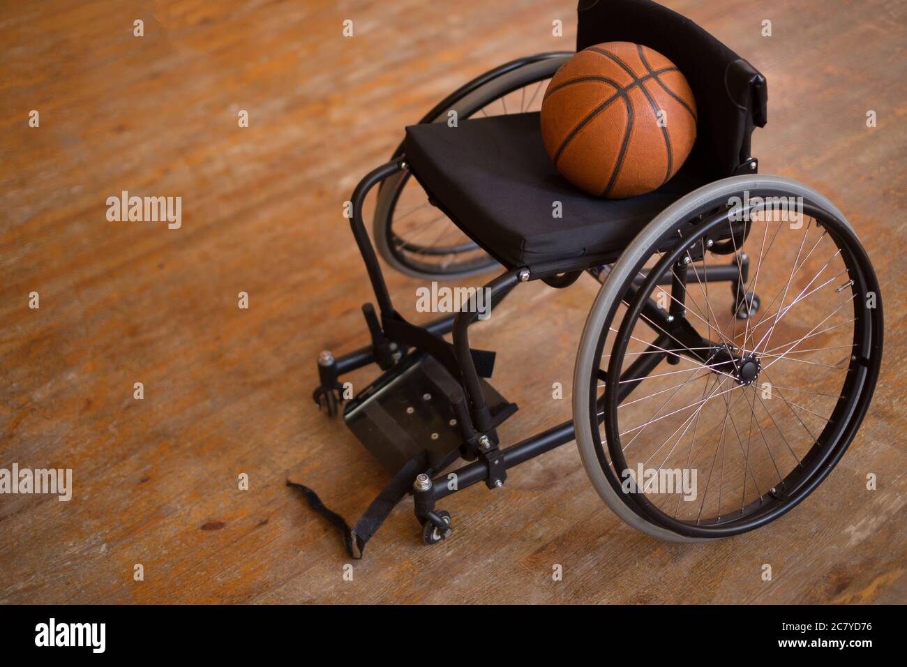 Basket-ball et chaise roulante dans une atmosphère solitaire, dans la  déception de concept, les blessures, découragement, désespoir Photo Stock -  Alamy