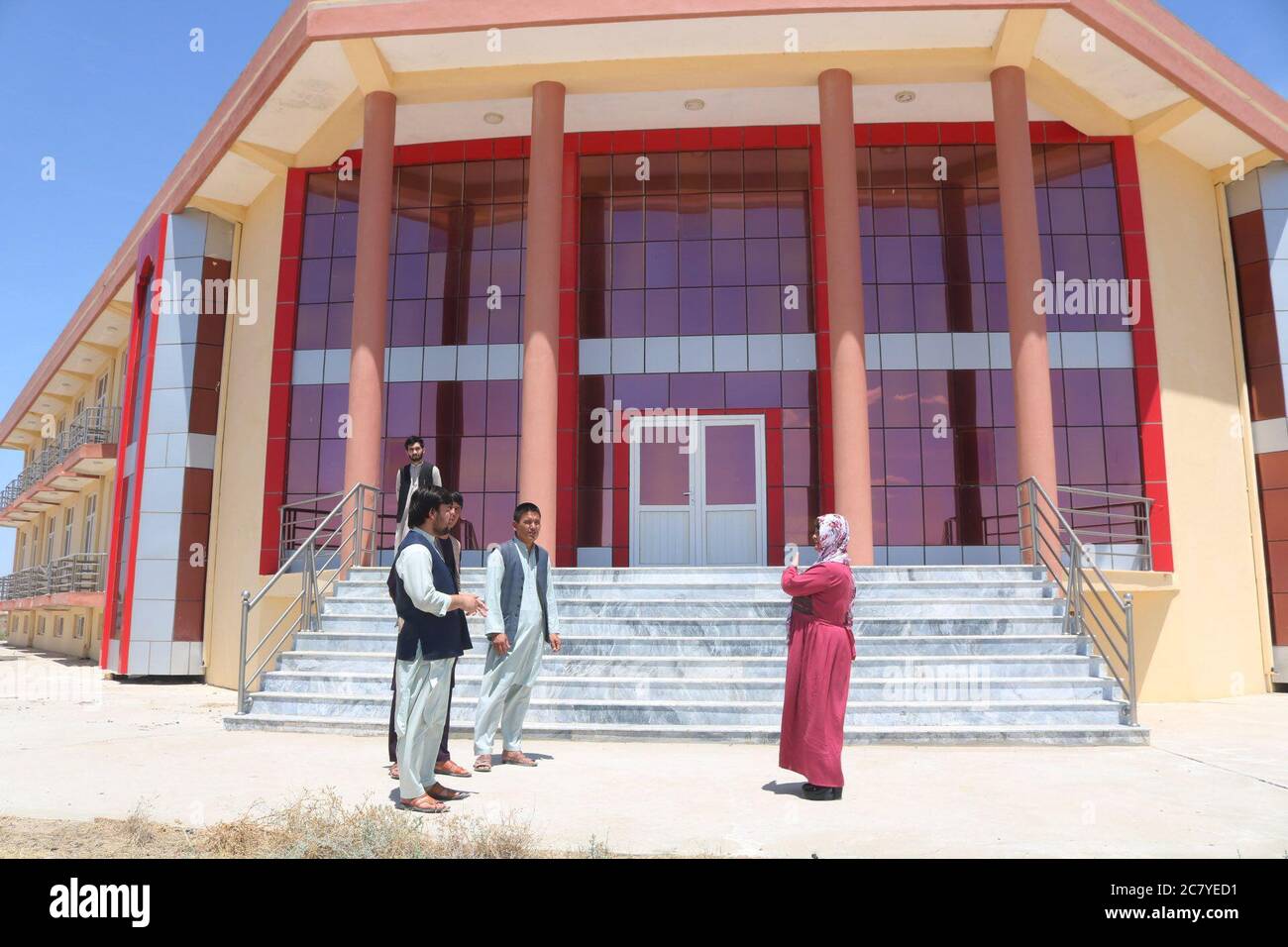 Maimana, Afghanistan. 14 juillet 2020. Le gouverneur du district de Khan-e-Charbagh Mme Durtaj Khaleqi (R) visite une maison d'hôtes dans le district de Khan-e-Charbagh dans la province de Faryab, en Afghanistan, le 14 juillet 2020. POUR ALLER AVEC "Feature: La paix comparée pourrait être un énorme soulagement dans le district afghan" crédit: Mohammad Jan Aria/Xinhua/Alamy Live News Banque D'Images