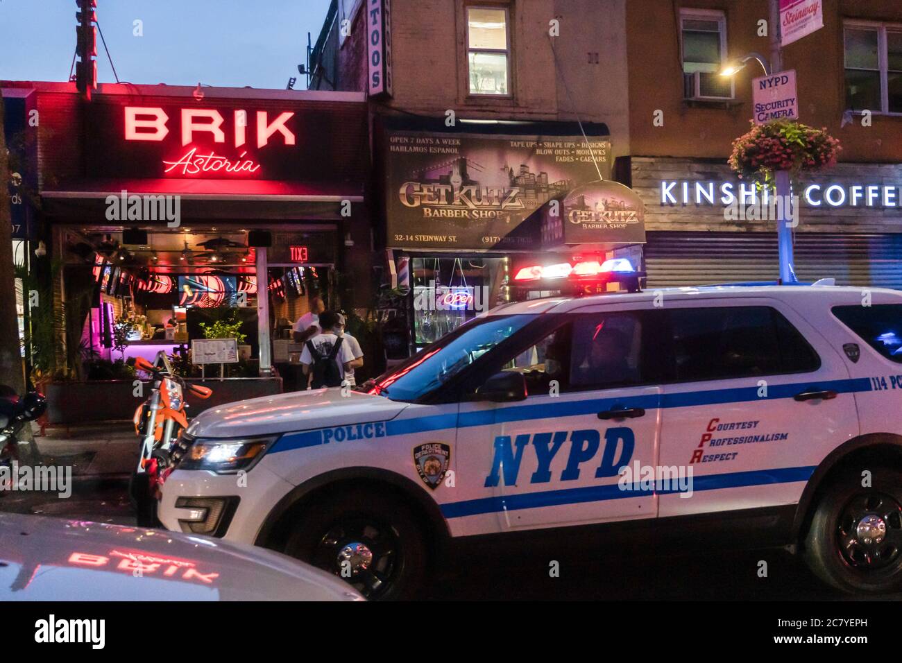 New York, États-Unis. 19 juillet 2020. Des policiers de la 114e Cité patrouillent le long du Brik Bar Lounge and Kitchen pour faire respecter l'ordre à New York. Les sous-ministres du shérif ont servi le Brik Bar Lounge & Kitchen avec l'ordre du commissaire pour non-respect des règles de distance sociale, les empêchant de servir à l'extérieur pendant une semaine. Crédit : SOPA Images Limited/Alamy Live News Banque D'Images