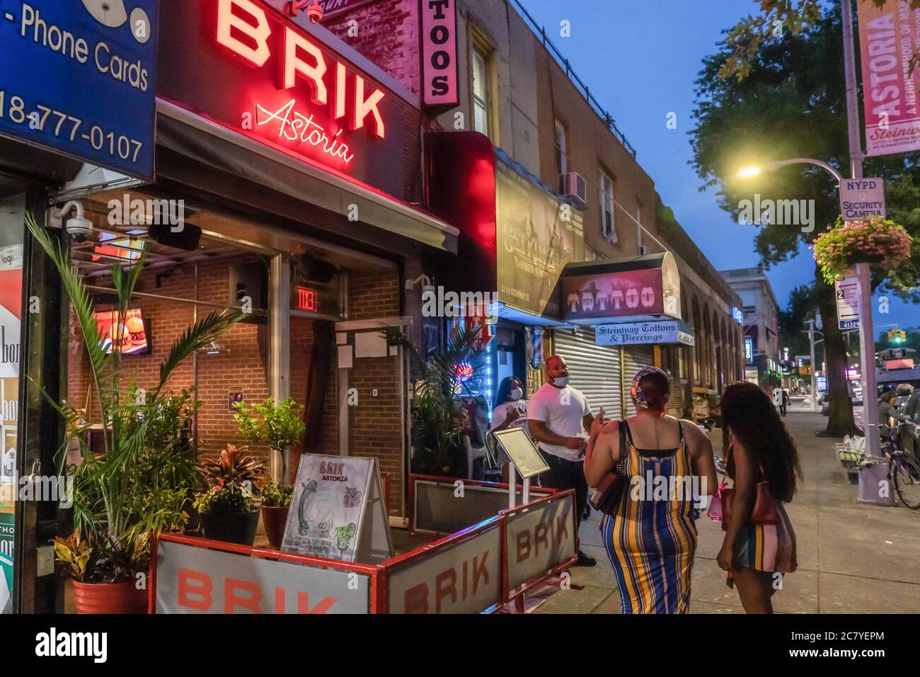 New York, États-Unis. 19 juillet 2020. Vue sur le Brik Bar Lounge and Kitchen, à emporter uniquement dans le quartier de Queens à New York. Les sous-ministres du shérif ont servi le Brik Bar Lounge & Kitchen avec l'ordre du commissaire pour non-respect des règles de distance sociale, les empêchant de servir à l'extérieur pendant une semaine. Crédit : SOPA Images Limited/Alamy Live News Banque D'Images