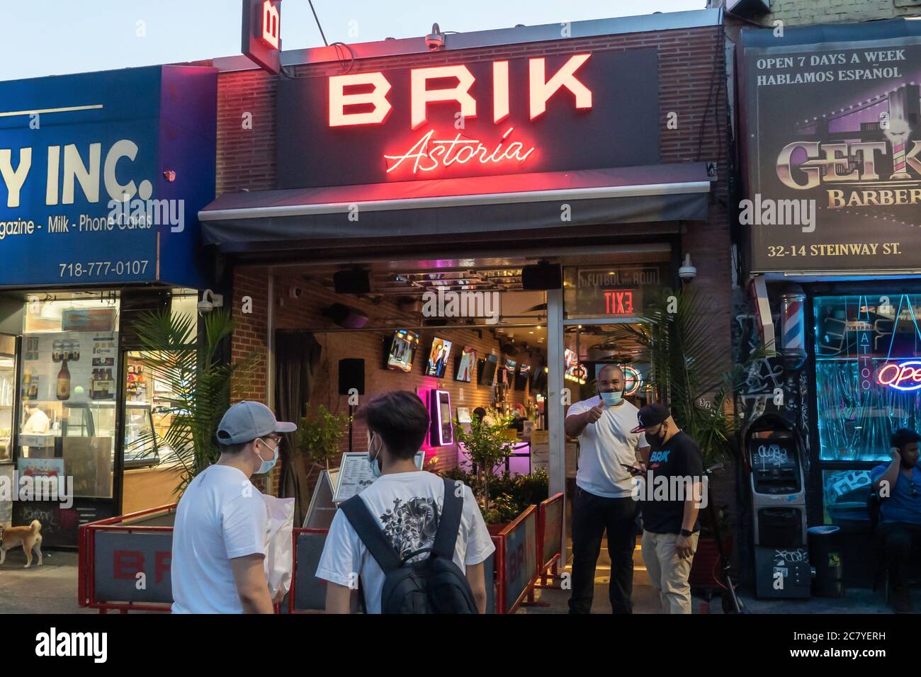 New York, États-Unis. 19 juillet 2020. Vue sur le Brik Bar Lounge and Kitchen, à emporter uniquement dans le quartier de Queens à New York. Les sous-ministres du shérif ont servi le Brik Bar Lounge & Kitchen avec l'ordre du commissaire pour non-respect des règles de distance sociale, les empêchant de servir à l'extérieur pendant une semaine. Crédit : SOPA Images Limited/Alamy Live News Banque D'Images