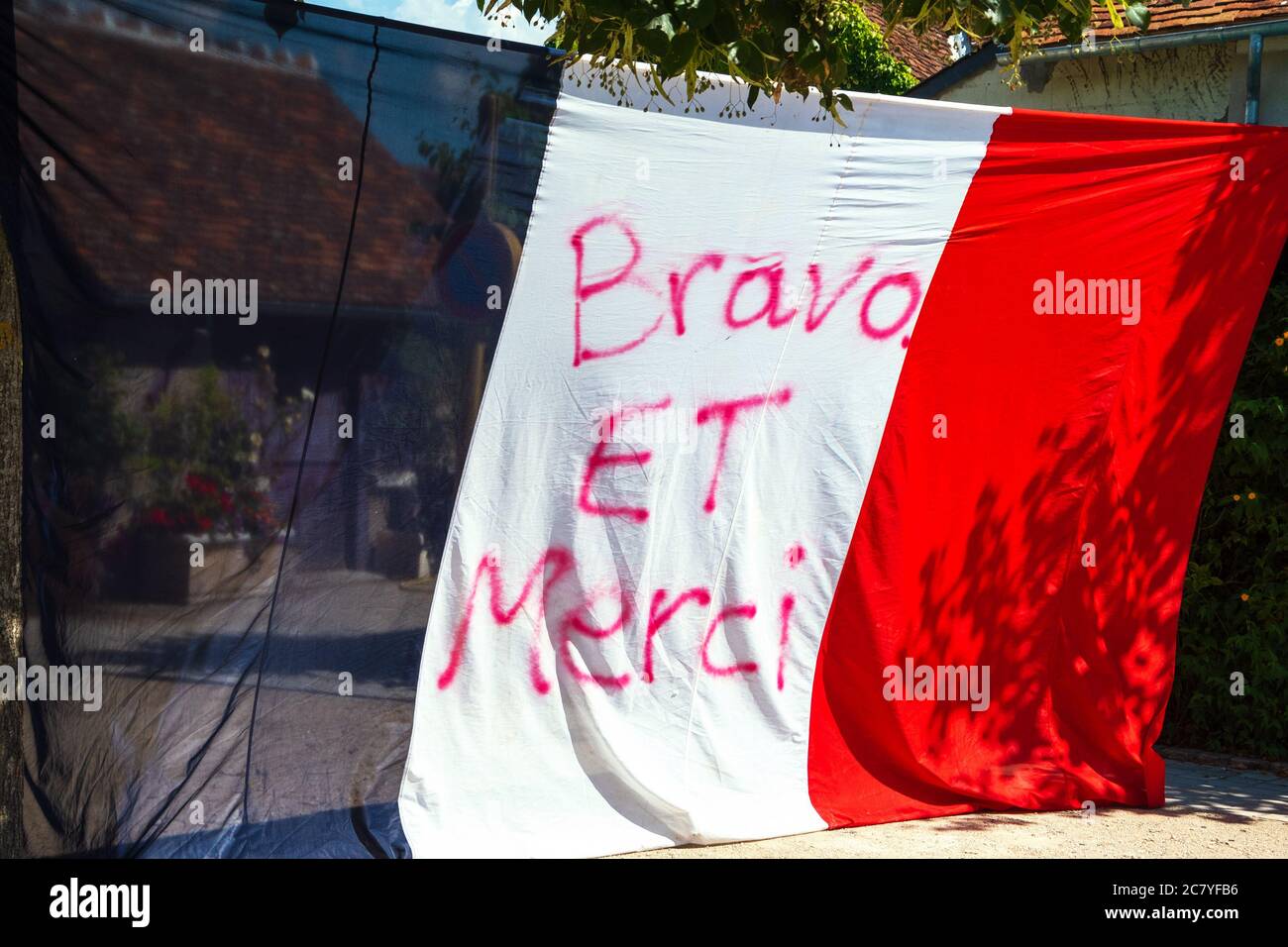 CHEVERNY, FRANCE - 15 JUILLET 2018: Drapeau français avec message de 'Bravo et de remerciement' accroché à la rue avant le match final à de la coupe du monde 2018 Banque D'Images